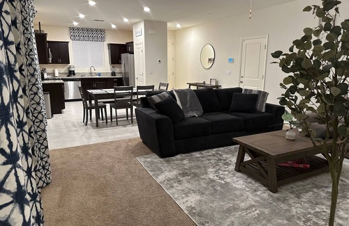 Merced House | 4 bed Modern, Cozy, Efficient North Merced Retreat near hospitals and UC Merced