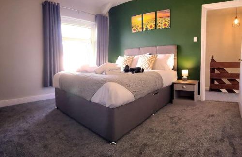 Port Talbot Apartment | 4 Bed - Parking - Near M4 - Ideal for Workers