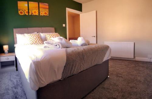 Port Talbot Apartment | 4 Bed - Parking - Near M4 - Ideal for Workers