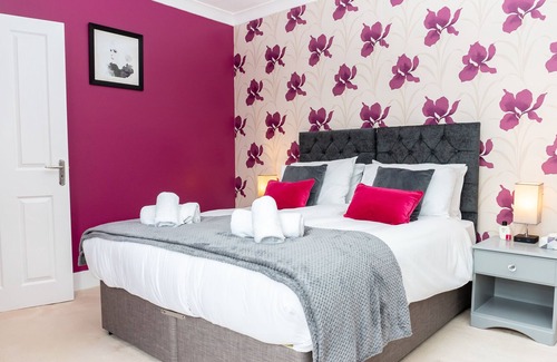 Watford House | 4 Bed Private House Sleeps 9 near Harry Potter