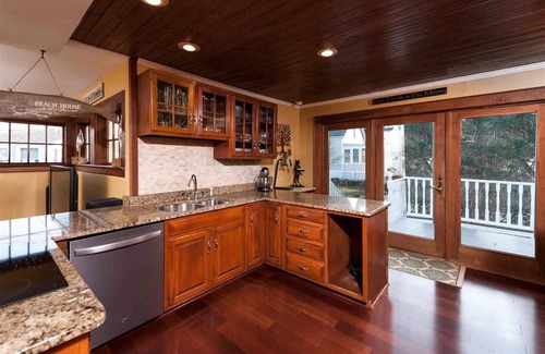 York Beach House | 4 Bed Rms 2 Bathrms sleeps 10, Hot Tub, Lrg decks, Yard, Near Short Sands Beach