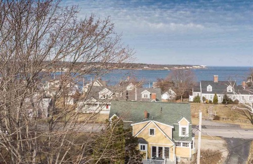 York Beach House | 4 Bed Rms 2 Bathrms sleeps 10, Hot Tub, Lrg decks, Yard, Near Short Sands Beach