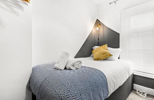 Margam Apartment | 4 Bed - Town Centre - Smart TVs in Every Room