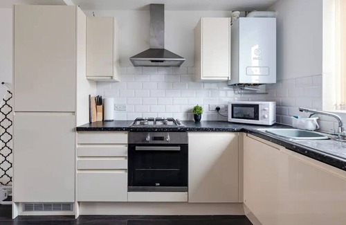 Liverpool House | 4 bed townhouse with rear garden and FREE parking