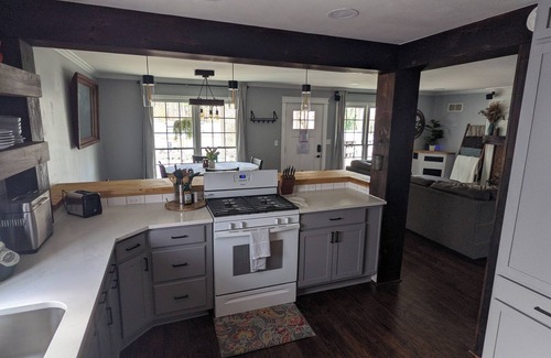 Acworth House | 4-bedroom, 2-bath home, ideal for families, boaters, and sports enthusiasts