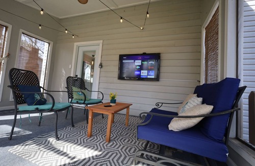 Acworth House | 4-bedroom, 2-bath home, ideal for families, boaters, and sports enthusiasts