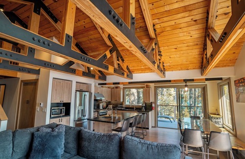 Truckee House | 4 bedroom, 2 bath, sleeps 10 Donner Lakefront with private dock DLR#035