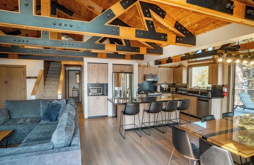 Truckee House | 4 bedroom, 2 bath, sleeps 10 Donner Lakefront with private dock DLR#035