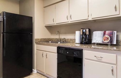 Shenandoah House | 4 Bedroom 2 Bathroom Comfortable Furnished Home 4630 N fuller Pl