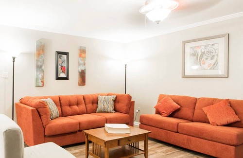 Shenandoah House | 4 Bedroom 2 Bathroom Comfortable Furnished Home 4630 N fuller Pl