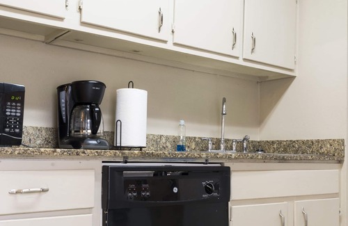 Shenandoah House | 4 Bedroom 2 Bathroom Comfortable Furnished Home 4636 N fuller Pl