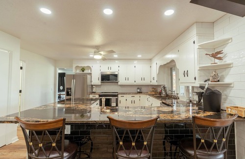 Heber Springs Hotel | 4 Bedroom + 3.5 Bathroom Greers Ferry Lakefront Home in Heber Springs!