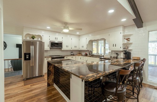 Heber Springs Hotel | 4 Bedroom + 3.5 Bathroom Greers Ferry Lakefront Home in Heber Springs!