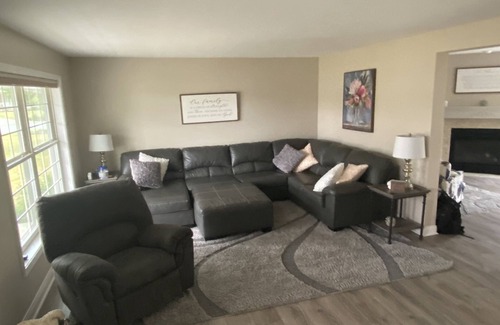 De Pere House | 4 Bedroom /3.5 Bathroom House - 18 minutes from Lambeau. No pets.