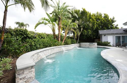 Orange House | 4 bedroom, 3 bathrooms Pool Home