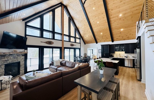 Campton House | 4 Bedroom, 4 Bath New Luxury Mountain-Chic Retreat on a Golf Course Resort!