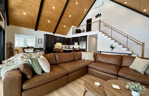 Campton House | 4 Bedroom, 4 Bath New Luxury Mountain-Chic Retreat on a Golf Course Resort!