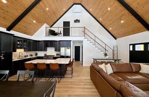 Campton House | 4 Bedroom, 4 Bath New Luxury Mountain-Chic Retreat on a Golf Course Resort!