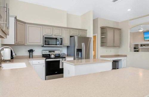 Cocoa Apartment | 4 Bedroom 620499 by Houzlet