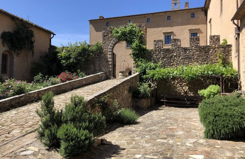 Seggiano House | 4 bedroom apartment in a medieval castle estate with swimming pool