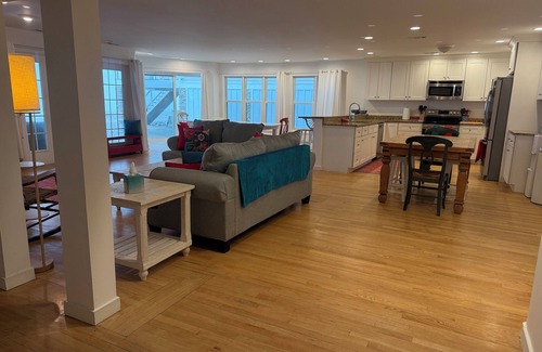 Milford House | 4-bedroom beach house on Silver Sands Beach, in peaceful Milford with WiFi, AC