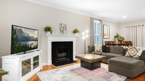 Old Irving Park House | 4-bedroom Bliss With Downtown Proximity