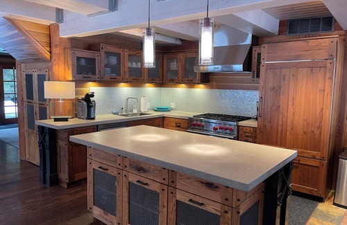 Sundance Cabin | 4-bedroom cabin Chalet Nestled in the Sundance Mountains