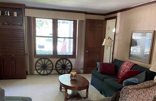 Allouez House | 4 bedroom, centrally located, 4 miles to Lambeau and 45 minutes to Door County.