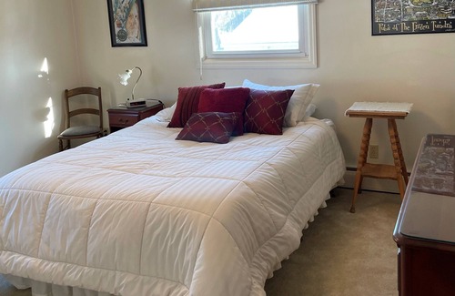 Allouez House | 4 bedroom, centrally located, 4 miles to Lambeau and 45 minutes to Door County.