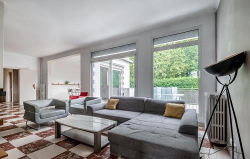 Montreuil Apartment | 4 Bedroom Cozy Apartment In Montreuil
