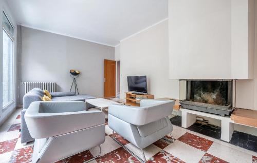 Montreuil Apartment | 4 Bedroom Cozy Apartment In Montreuil