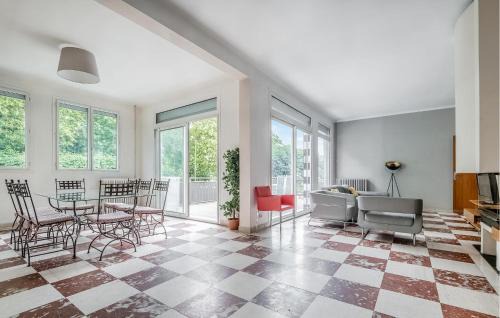 Montreuil Apartment | 4 Bedroom Cozy Apartment In Montreuil
