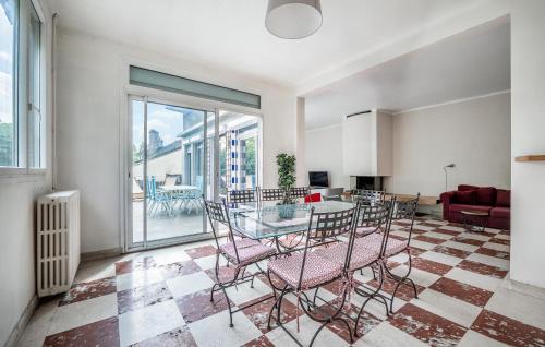 Montreuil Apartment | 4 Bedroom Cozy Apartment In Montreuil