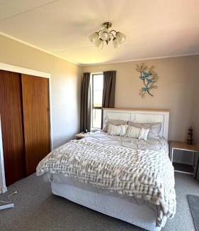 Whangamata House | 4 Bedroom Family Beach House