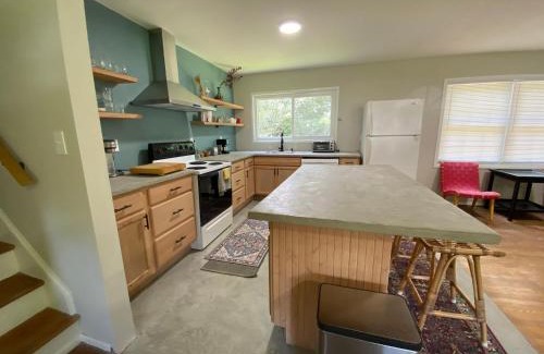 Athens House | 4 Bedroom Furnished Private Home Near UGA Downtown Athens