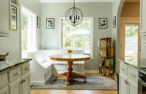 Oxford House | 4-Bedroom Gameday Oasis by the Lake