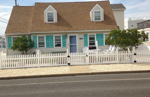 North Beach Haven House | 4 BEDROOM HOUSE ONE BLOCK FROM BEACH.