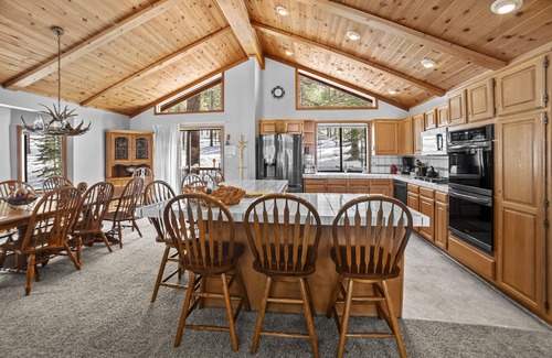Truckee House | 4 Bedroom Home at 392 Skidder Trail by RedAwning Save 10% on 3 Nights, 15% on 5 Nights!