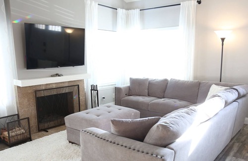 Simi Valley House | 4 Bedroom/Hot Tub - The Oasis - Sleeps 8 - Modern Pool!