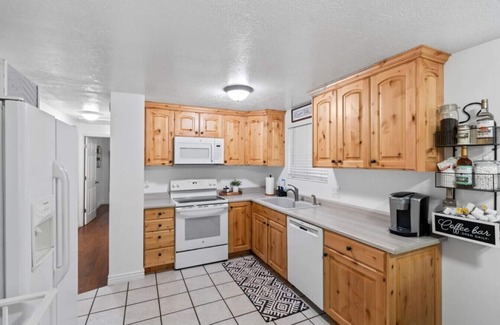 Taylorsville House | 4 bedroom Hot Tub Game Room Super Clean Pet Friend