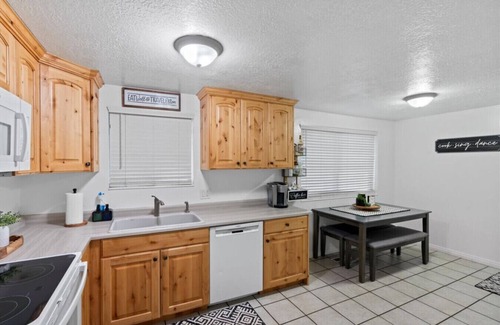 Taylorsville House | 4 bedroom Hot Tub Game Room Super Clean Pet Friend