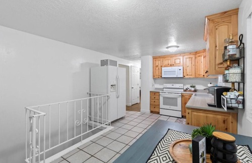 Taylorsville House | 4 bedroom Hot Tub Game Room Super Clean Pet Friend
