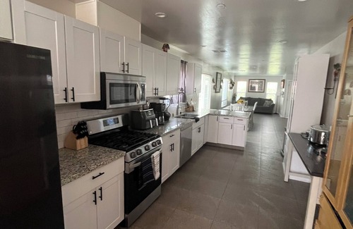 Bakersfield House | 4-bedroom house 6 beds in awesome Bakersfield with WiFi, AC to enjoy with family