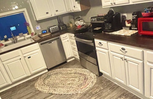 Ellsworth House | 4-bedroom house in charming Ellsworth with WiFi, AC. Book now