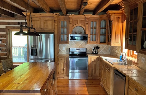 Ten Mile House | 4-bedroom house in charming Ten Mile with AC, WiFi. Relax and unwind