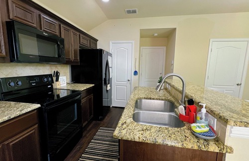 South Arlington House | 4-bedroom house in Gated Community . Perfect for extended stay