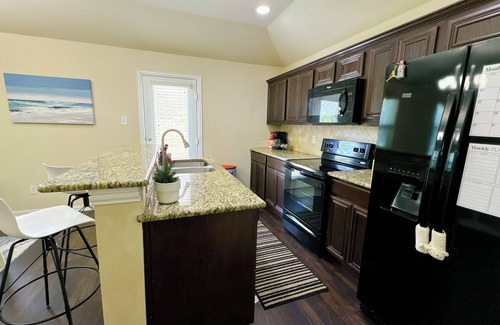 South Arlington House | 4-bedroom house in Gated Community . Perfect for extended stay