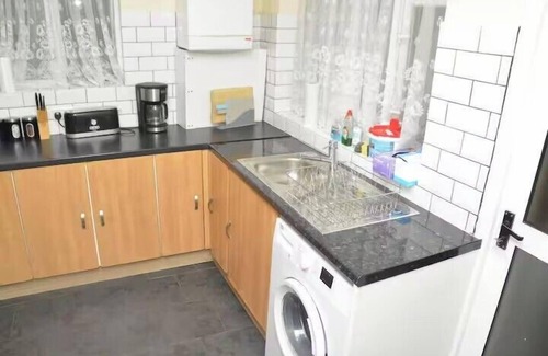 Grays House | 4 Bedroom House in Grays - Sleeps 6 & Parking