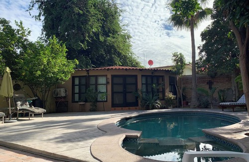 La Paz House | 4-bedroom house in La Paz WiFi, AC pool. Large garden yard. Your private resortn