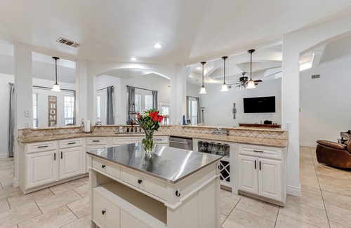 San Antonio House | 4-bedroom house in San Antonio, close to Sea World and Lackland AFB with pool!